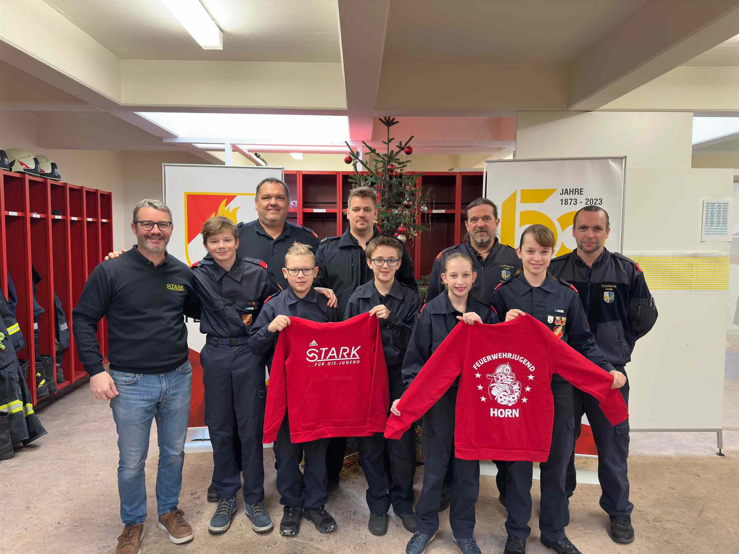 Reinhard Stark, Moritz Stark, Kommandant Sascha Drlo, Benedikt Kröll, Mario Schmutz, Elias Renner, Marleen Manhart, Peter Schmutz, Gloria Siegl und Jugendbetreuer Arnold Hauer (v. l.) Foto zur Verfügung 